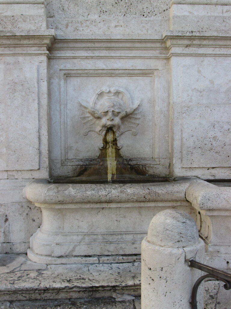 Fontana di piazza del Mercato (2)