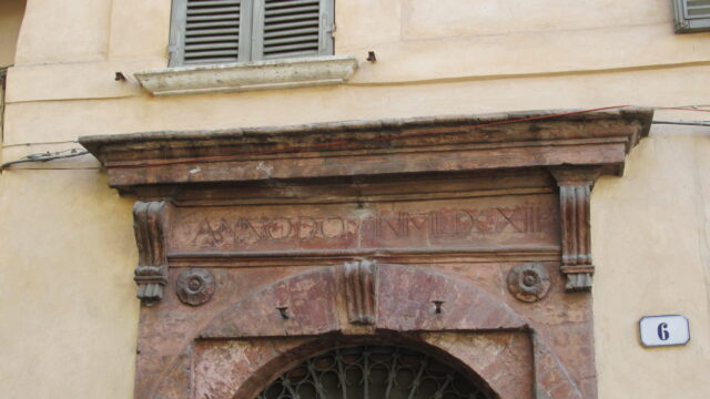 Iscrizione su Palazzo Picchi