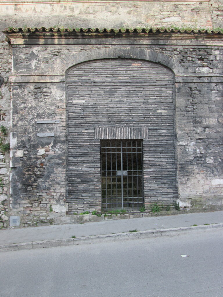 Porta del giardino di palazzo Bachettoni