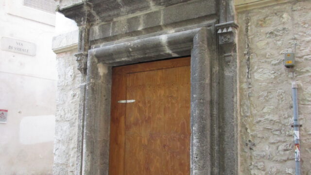Porta bugnata di palazzo Martorelli Orsini