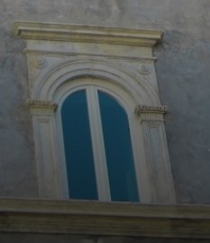 finestra di palazzo Racani Aorroni modello Spoleto