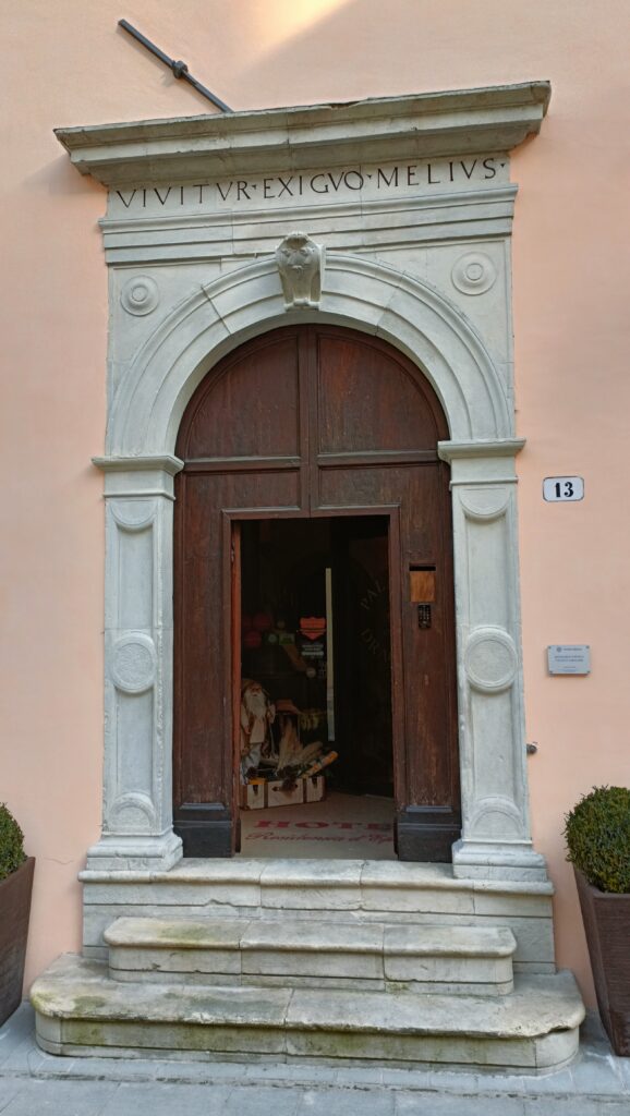 portone di palazzo Dragoni