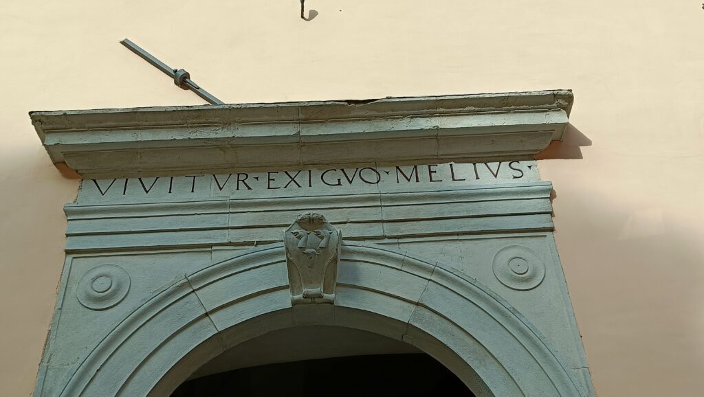 vivitur exiguo melius