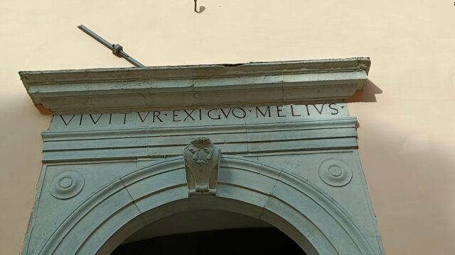 vivitur exiguo melius