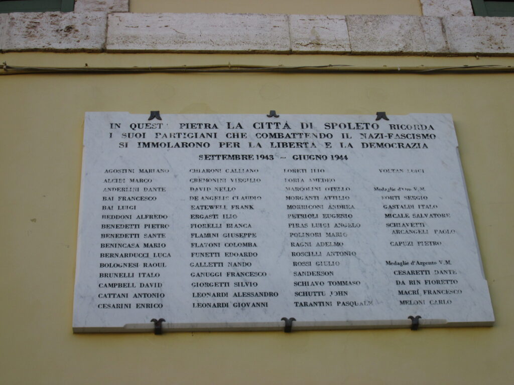 Lapide ai caduti seconda guerra su palazzetto Ancajani