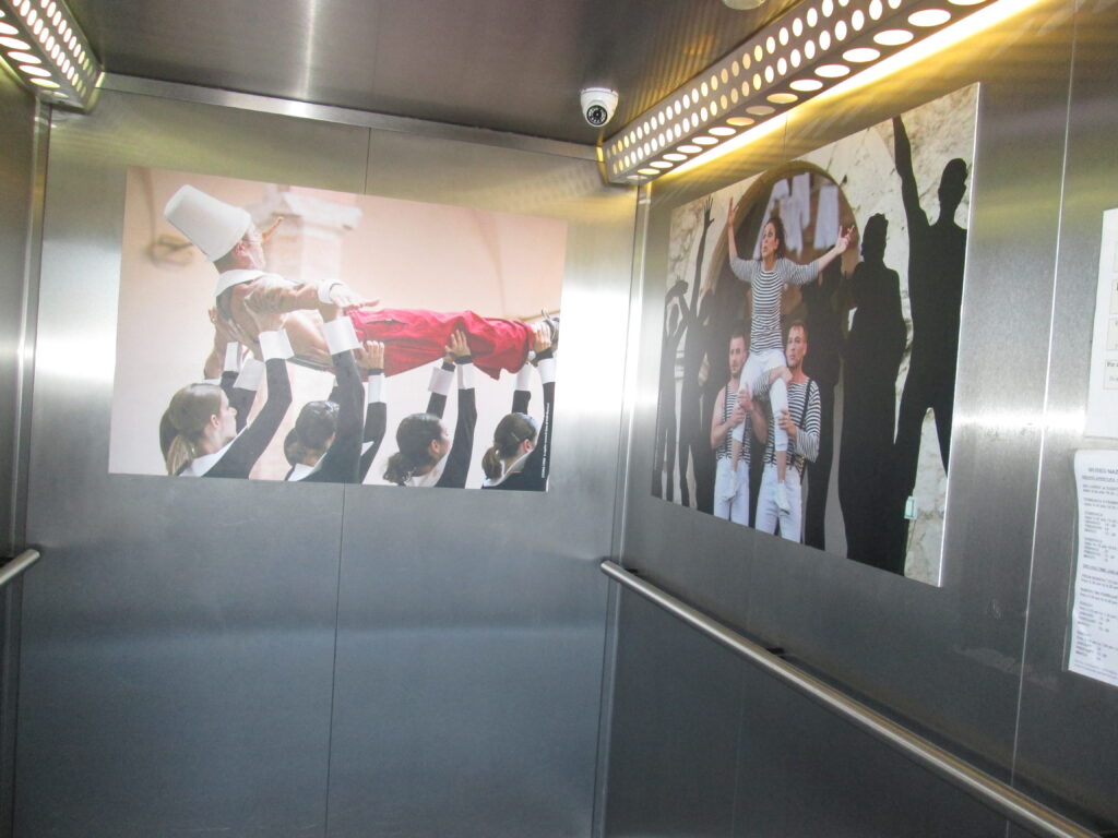Museo mob alt dentro ascensore