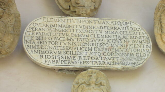 Targa a Clemente VIII sulla prima porta della Rocca