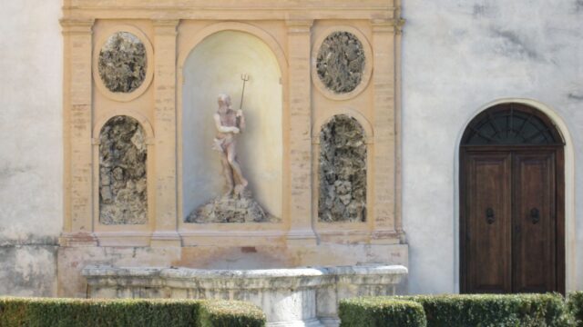 Fontana del tritone a palazzo Leti
