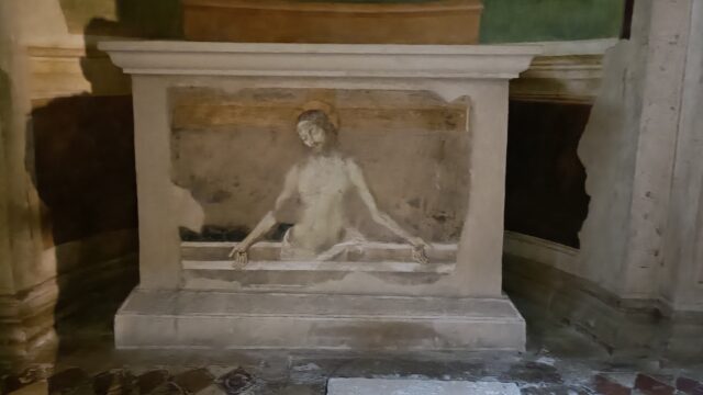 Cristo risorge dal sepolcro nella cappella di San Leonardo