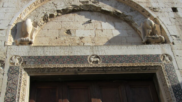 Iscrizione sul portale di San Ponziano a te che entri la pace