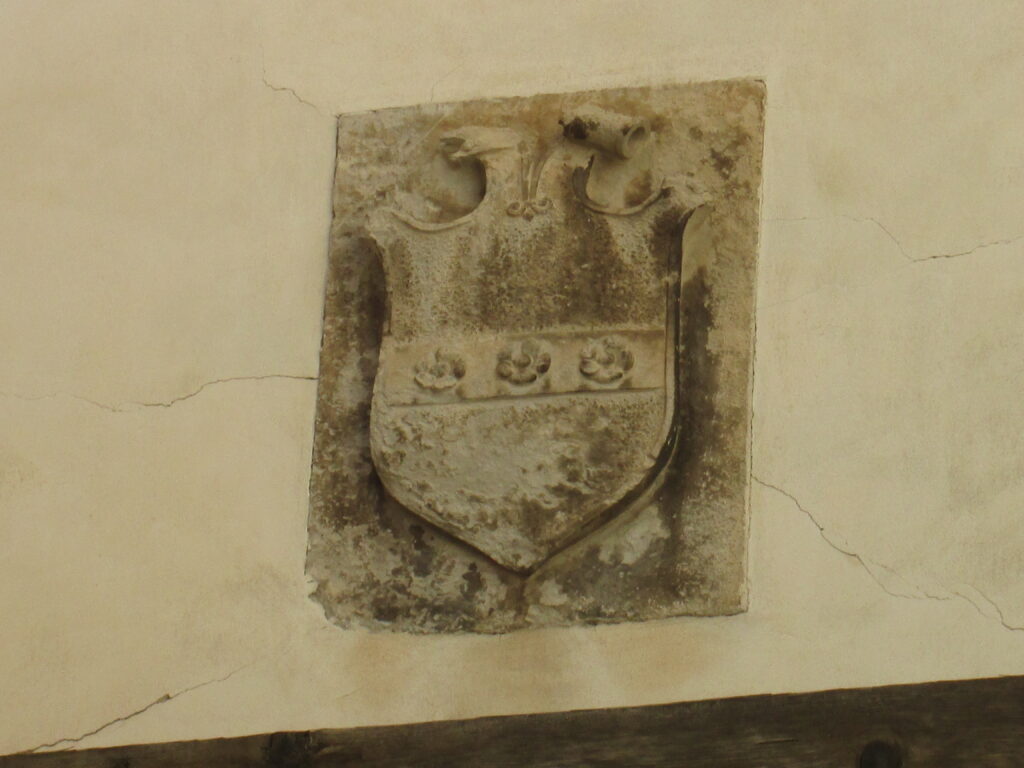 stemma Garofani sul cavalcavia di Benedetti Montevecchio.