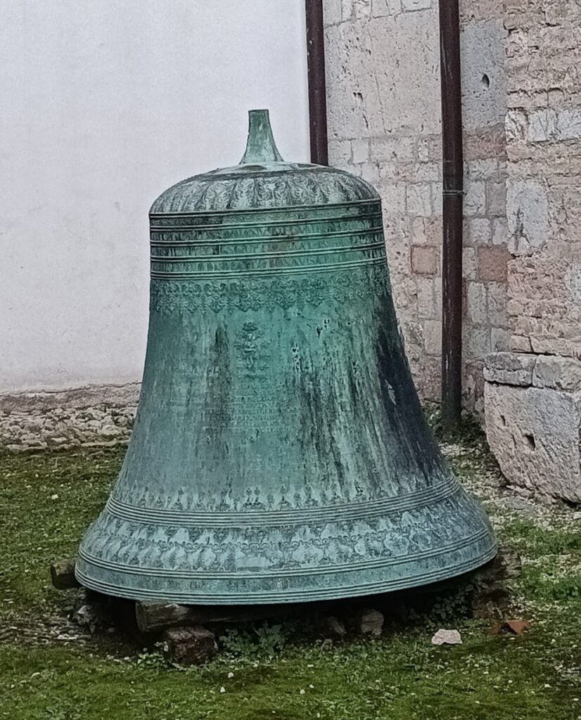 Campana nel chiostro