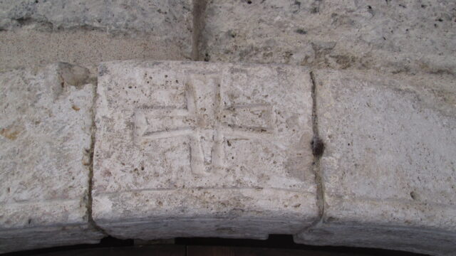 Croce misteriosa sull’arco di Druso