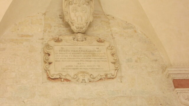 Sul Duomo stemma e lapide cardinale Fausto Poli