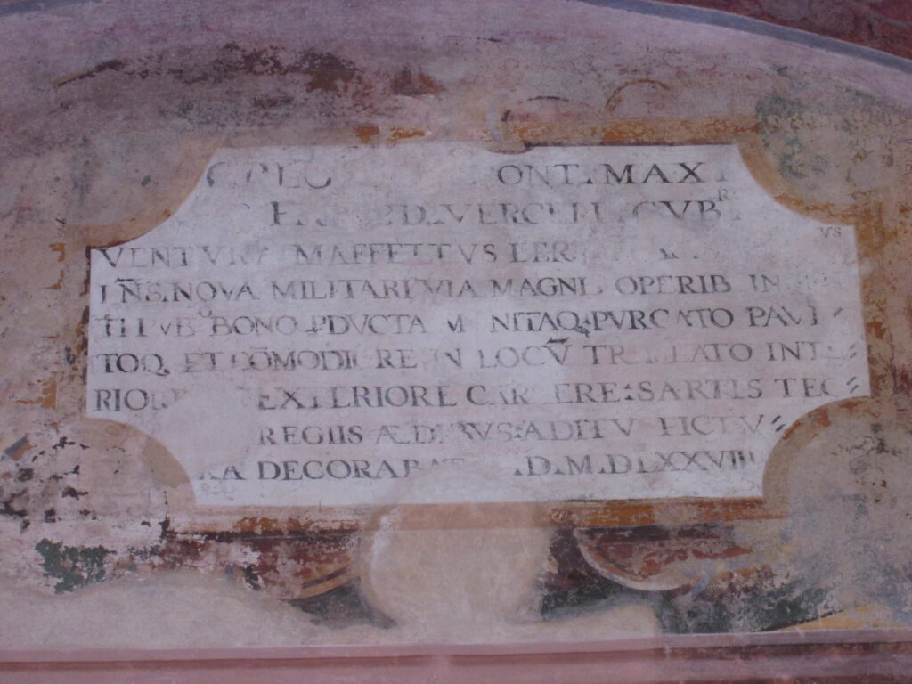 Iscrizione nel fornice della Rocca a Papa Gregorio XIII Ugo Boncompagni
