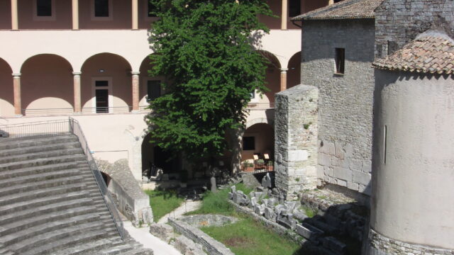 eroici alberi teatro romano