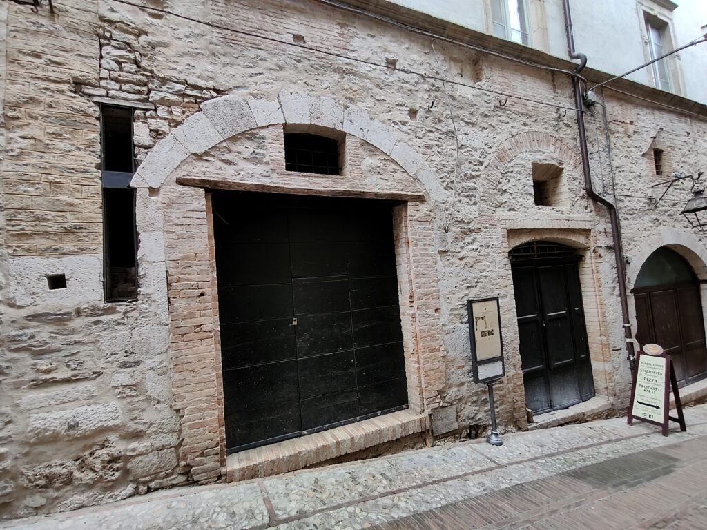 Palzzo sopra edificio romano fontesecca
