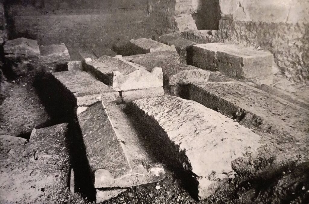 sarcofagi trovati ai SS Apostoli