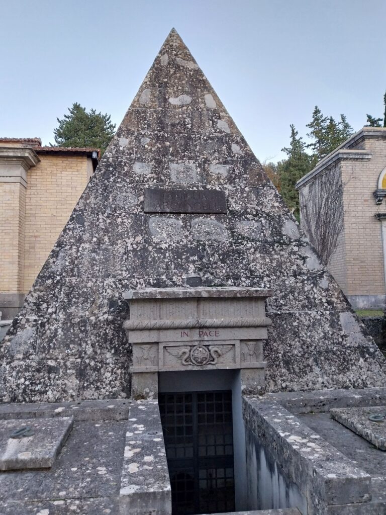 Piramide a Spoleto