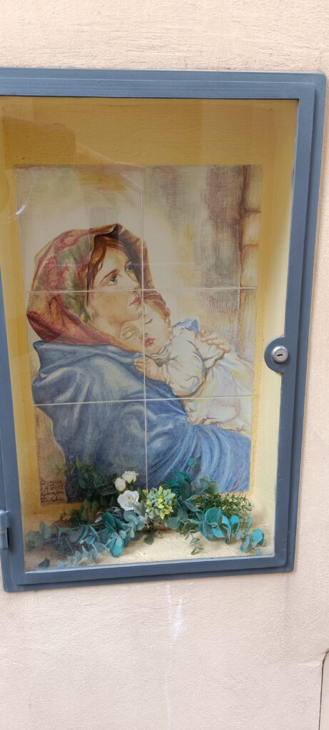 madonna con bambino in via Gherardi