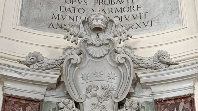 Stemma di Papa Pio VI al Duomo