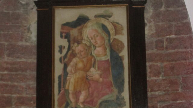 madonna con bambino e cornice nella cripta