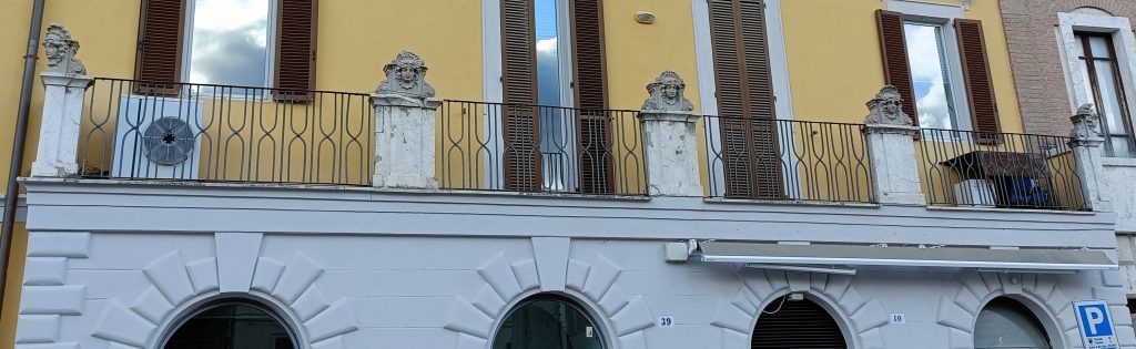 il balcone con le cinque teste di donna