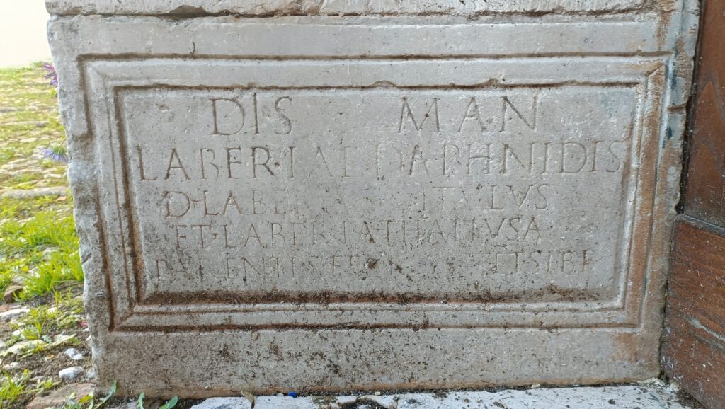 Lapide a sinistra del portale