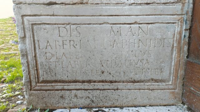 Lapide a sinistra del portale