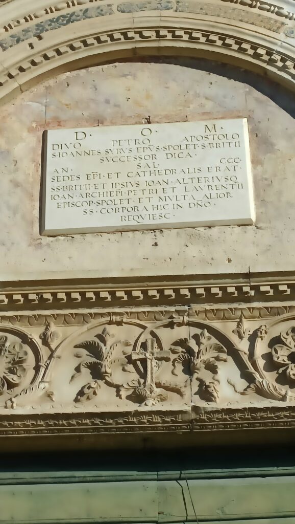 Lapide sulla facciata di San Pietro