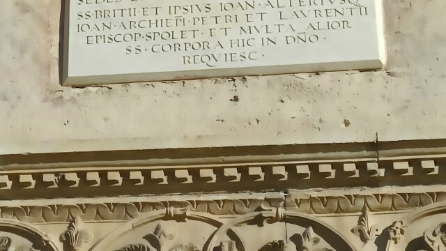 Lapide sulla facciata di San Pietro