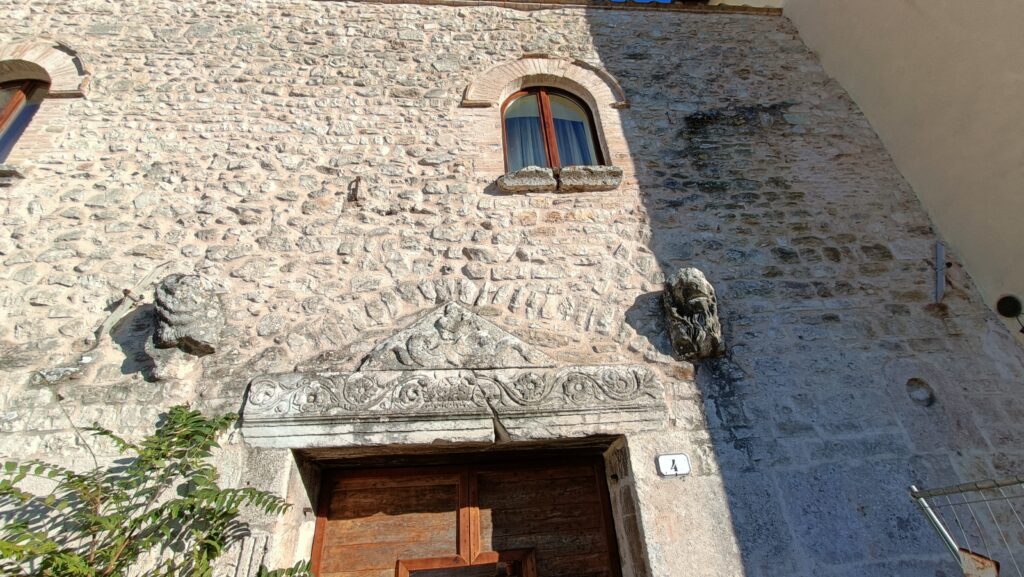 Porta dell’oratorio di San Pietro e Paolo