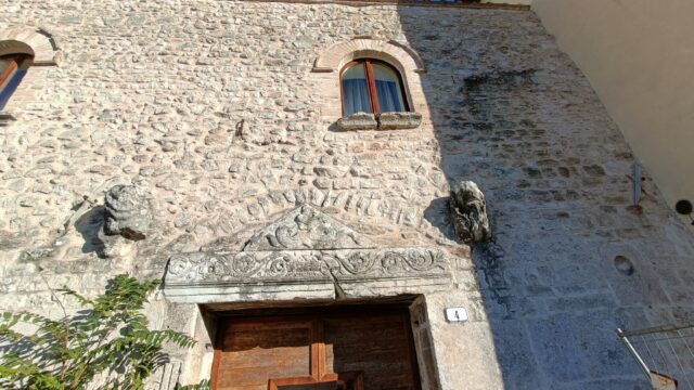 Porta dell’oratorio di San Pietro e Paolo