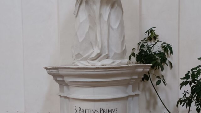 Statua e lapide di San Brizio in San Pietro