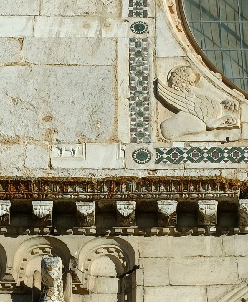 frammento di riuso con animale a San Pietro