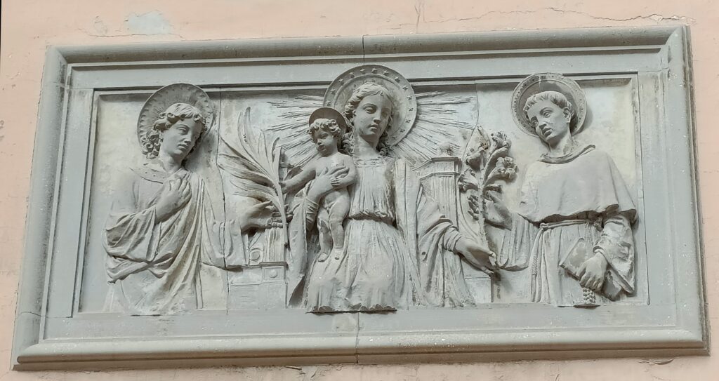 Altorilievo sulla facciata di Sant’Ansano