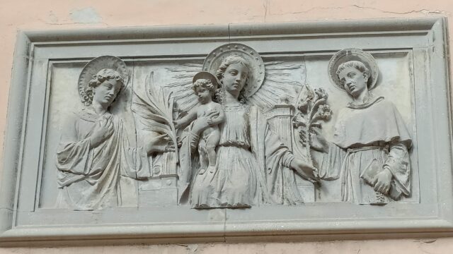 Altorilievo sulla facciata di Sant’Ansano