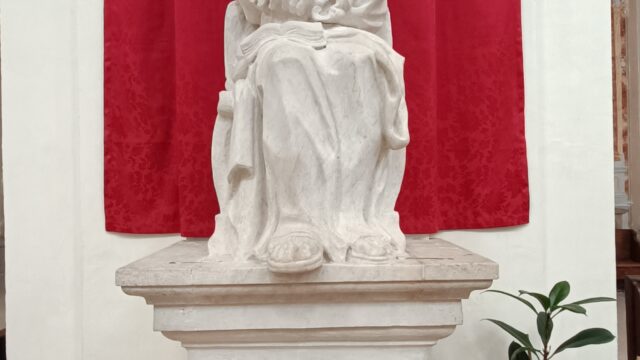 statua di un vescovo