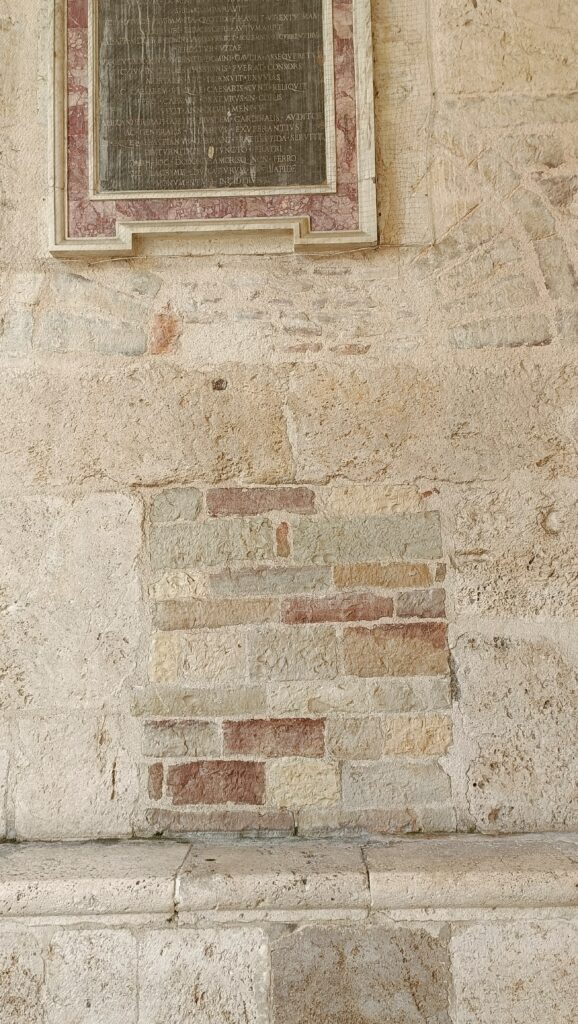 vecchia porta di accesso al campanile