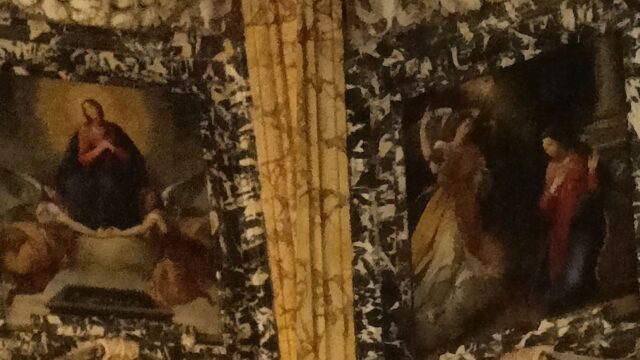 piccoli graziosi dipinti ai lati della Santissima Icona