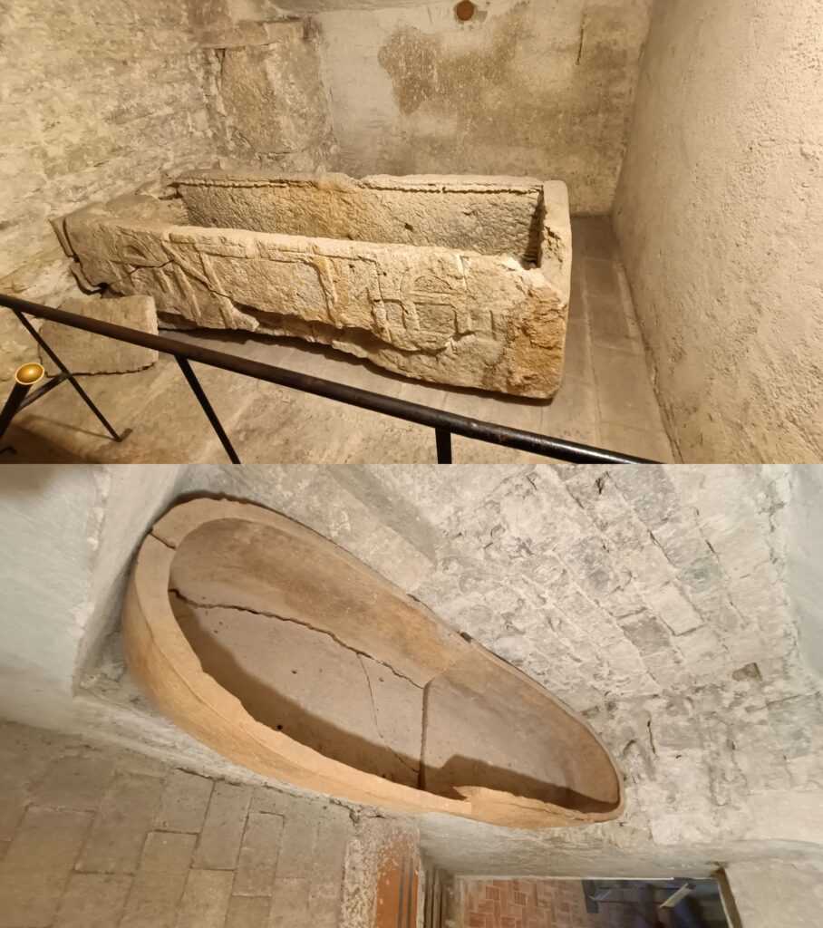 sarcofagi nel corridoio