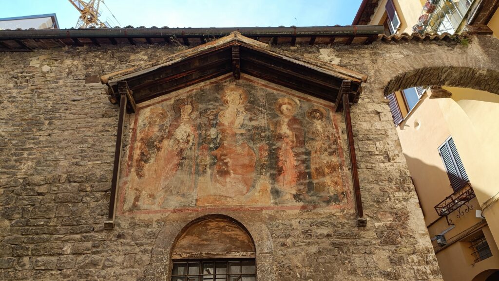 Madonna con Bambino tra i Santi all’esterno di SS Giovanni e Paolo