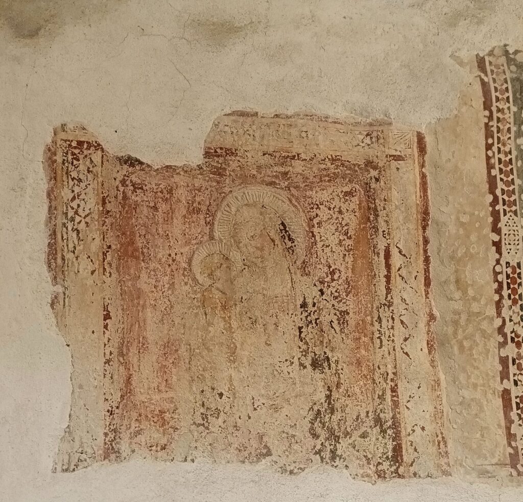 Madonna con bambino molto rovinata in SS Giovanni e Paolo