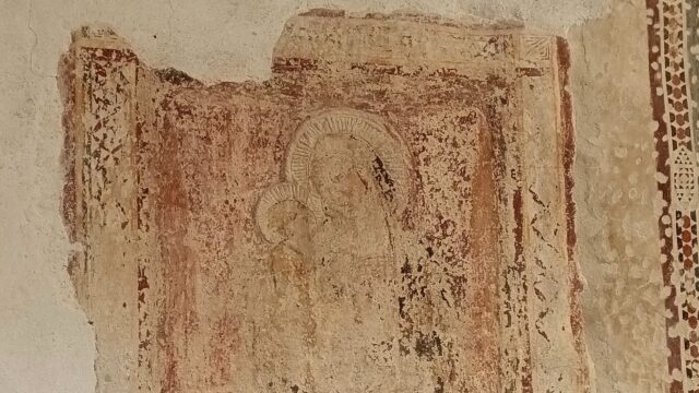 Madonna con bambino molto rovinata in SS Giovanni e Paolo