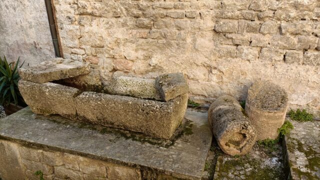 Sarcofago e resti di colonna fuori SS Giovanni e Paolo